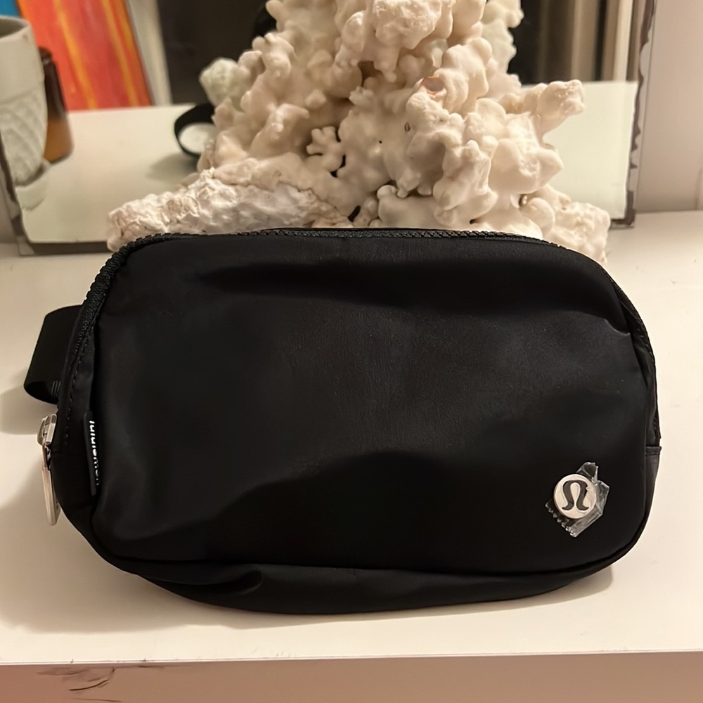 Lululemon Everywhere Belt Bag in Black